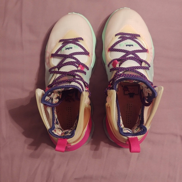 Lebron 19 - Picture 2 of 6